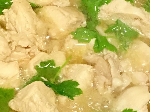 鶏胸肉、三つ葉、ナンプラーのスープ